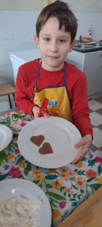 Świąteczne piernikowanie uczniów klasy 2a