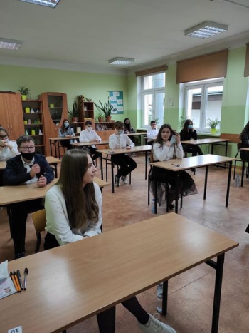 Uczniowie klasy 8A i klasy 8B podczas egzaminu z języka polskiego