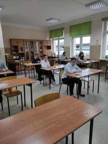 Uczniowie klasy 8A, 8B i 8C podczas egzaminu z języka polskiego