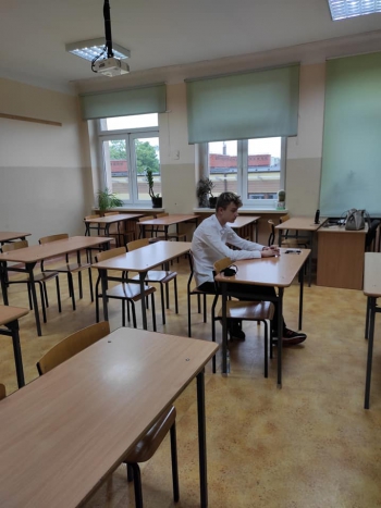 Uczeń klasy 8C podczas egzaminu z języka polskiego