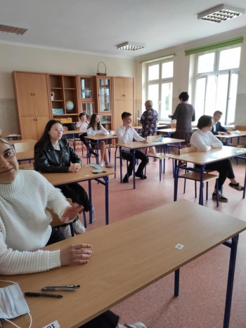 Uczniowie klasy 8B i klasy 8C podczas egzaminu z języka polskiego