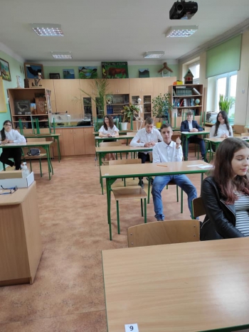 Uczniowie klasy 8C podczas egzaminu z języka polskiego