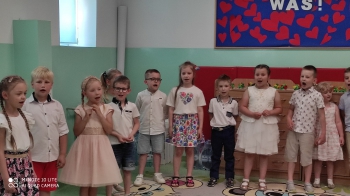 Przedszkolaki śpiewają piosenka dla rodziców