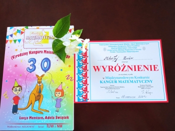 Dyplomy i nagrody książkowe dla wyróżnionych uczniów 