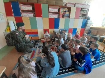 Spotkanie z zawodowym żołnierzem – lekcja wychowania patriotycznego w kl2a