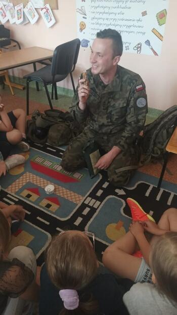 Spotkanie z zawodowym żołnierzem – lekcja wychowania patriotycznego w kl2a