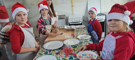 Świąteczne piernikowanie uczniów klasy 2a