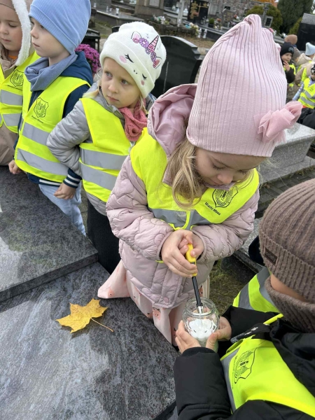 Przedszkolaki też odwiedziły cmentarz