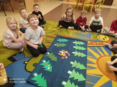 Świąteczne zabawy z figurami geometrycznymi w przedszkolu 